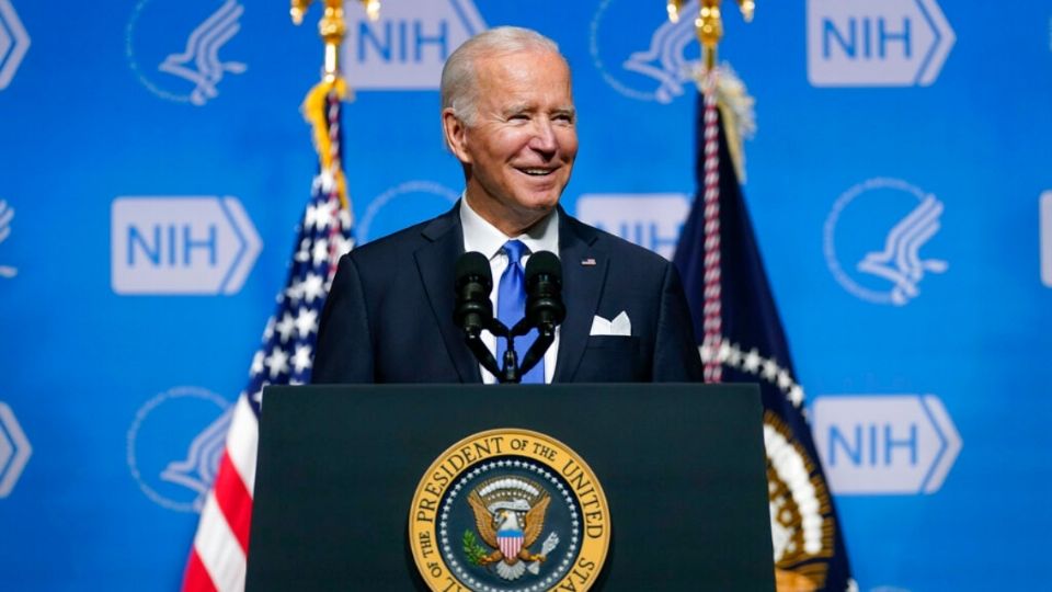 Por Ómicron, harán pruebas y habrá refuerzo de vacuna en EU