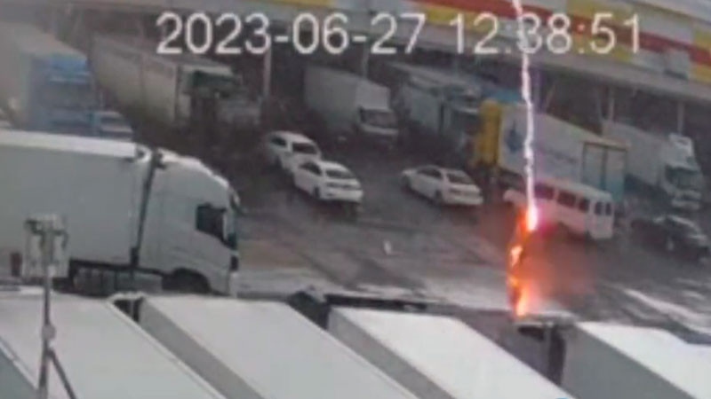 Rayo impacta a hombre que caminaba bajo la lluvia; perdió la vida instantáneamente