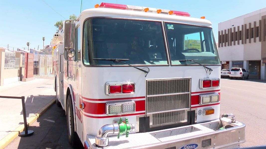 RECIBEN BOMBEROS DE MEXICALI APOYO ECONÓMICO Y DOS MÁQUINAS EXTINTORAS