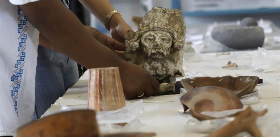 Descubren 11 entierros humanos, 1000 piezas y un petrograbado en Cholula