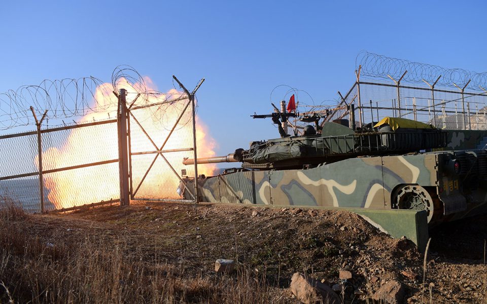 Tensión entre la Coreas: El Norte lanza cientos de proyectiles de artillería y el Sur responde con maniobra de fuego real