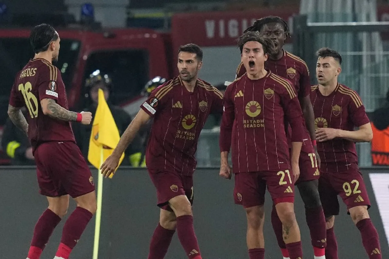 Dybala pone dos y mete a la Roma en octavos de Europa League