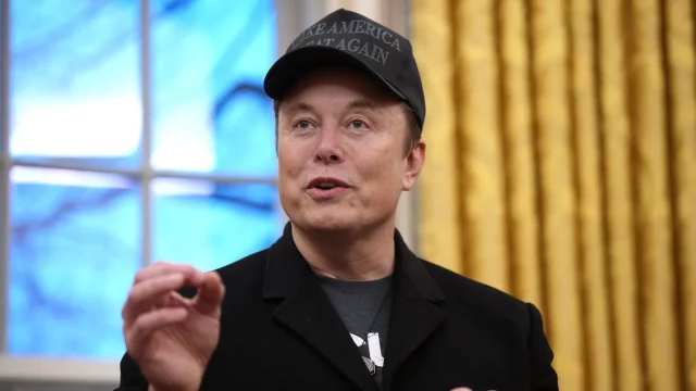 Musk asistirá a la reunión del gabinete de Trump mientras los trabajadores se preparan para más incertidumbre