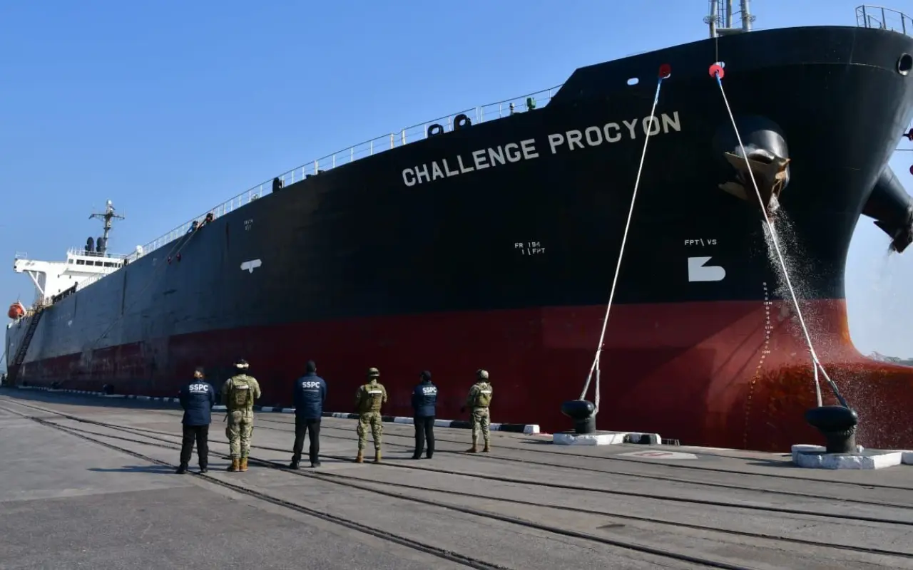 Aseguran buque con 10 millones de litros de diésel; golpe histórico al tráfico ilegal