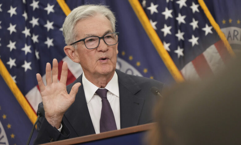 Powell indica que la Reserva Federal avanzará con cautela en recortes de tasas de interés