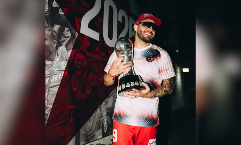 Critican a Alexis Vega por regalar dinero a fanáticos